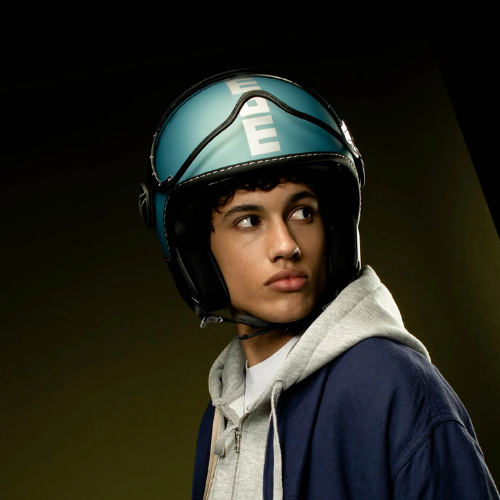 Casco jet Momo Design FGTR EVO blu primavera indossato da un ragazzo con felpa grigia