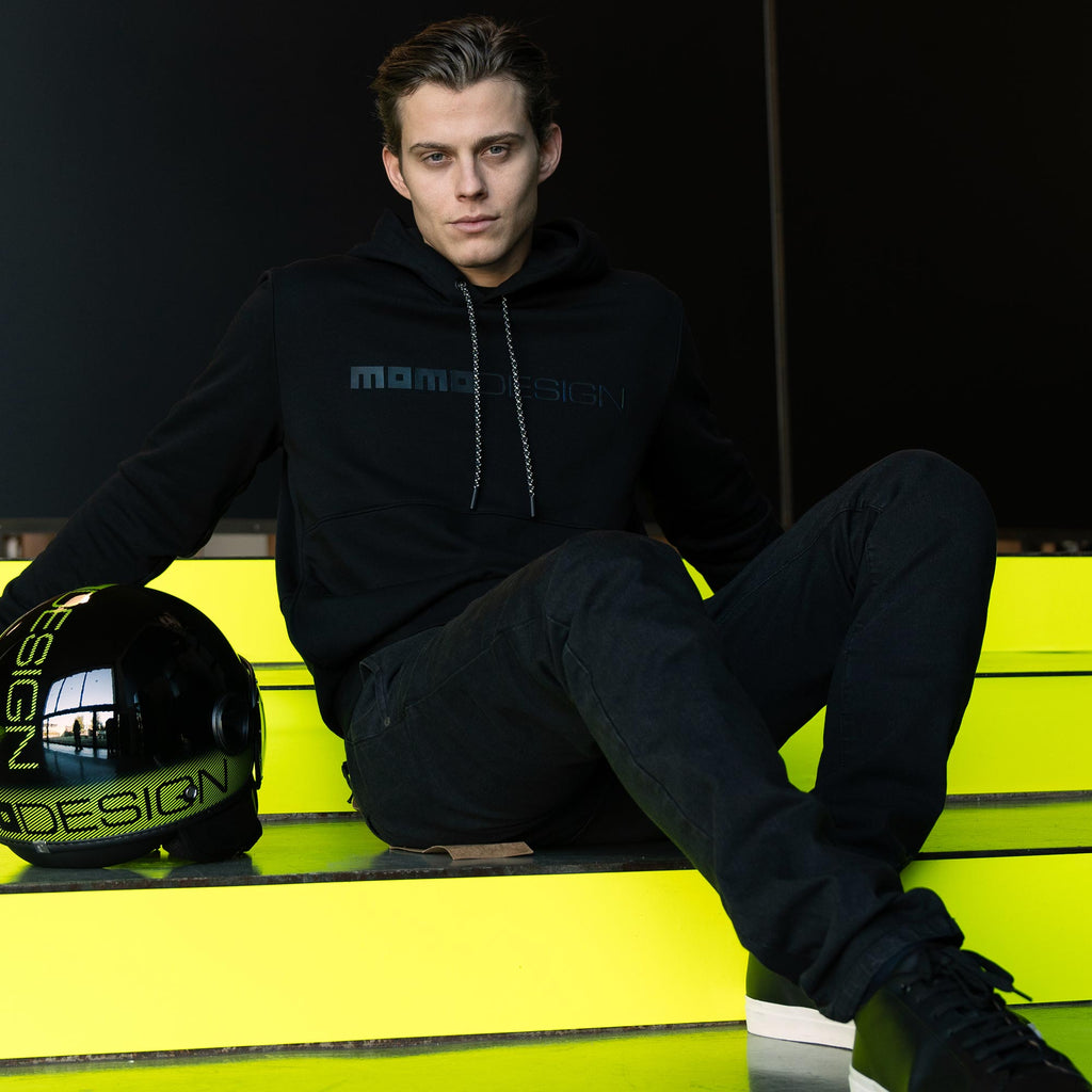 Momo Design FGTR Classic Stripes Nero Lucido Giallo Fluo - foto lifestyle con modello