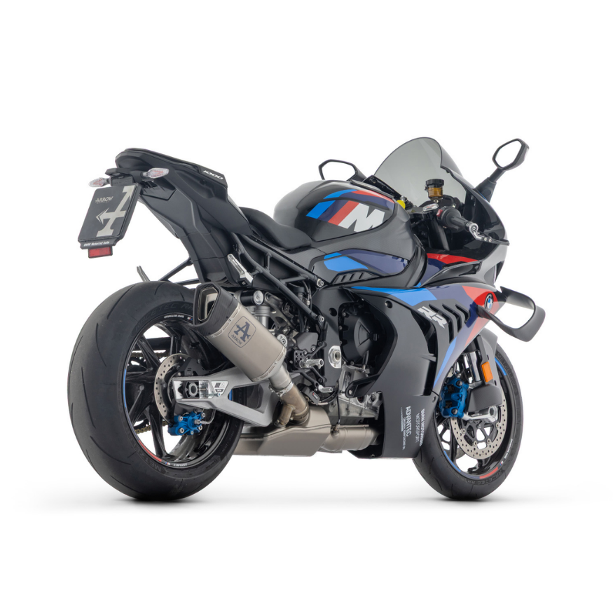 BMW S 1000 RR nera con terminale Arrow Pista montato, vista di tre quarti posteriore — immagine di gamma Arrow