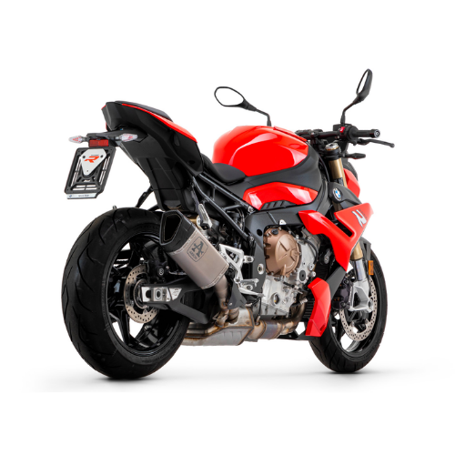 BMW M 1000 R rossa con terminale Arrow Pista montato, vista di tre quarti posteriore — immagine di gamma Arrow