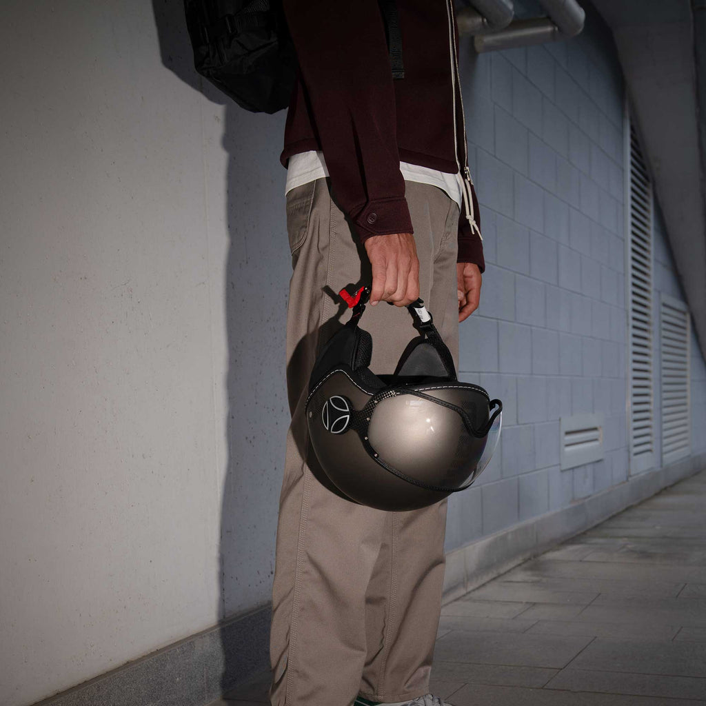 Momo Design FGTR EVO HIP Bronzo Opaco con modello - foto lifestyle
