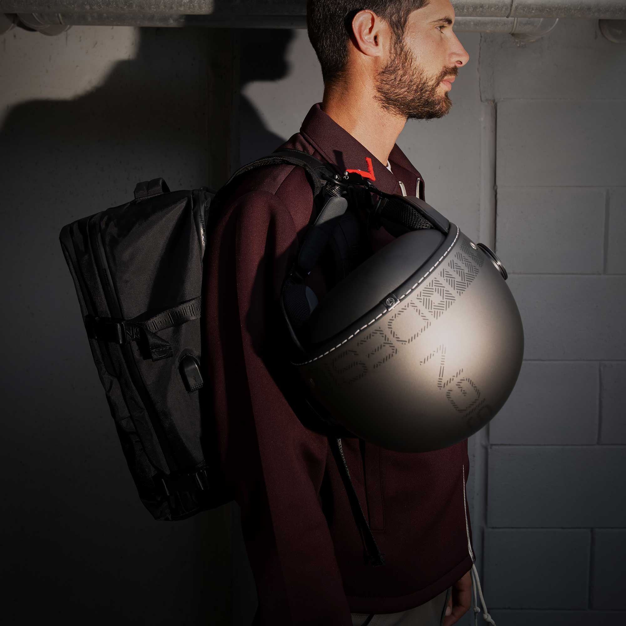 Momo Design FGTR EVO HIP Bronzo Opaco con modello - foto lifestyle