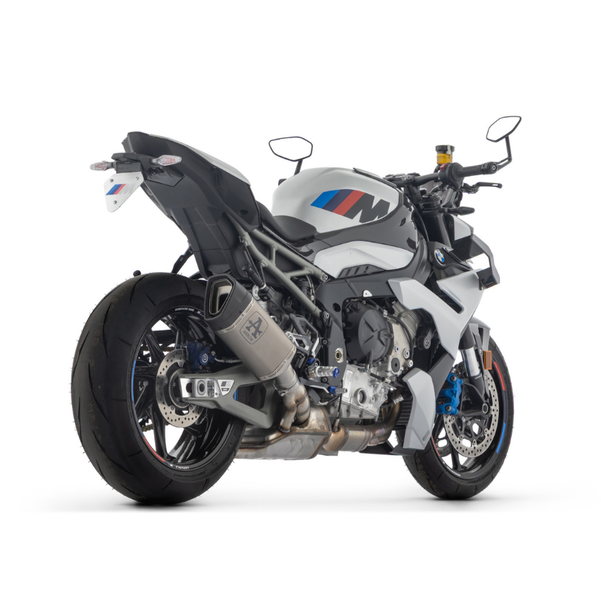BMW S 1000 RR bianca e blu con terminale Arrow Pista montato, vista di tre quarti posteriore — immagine di gamma Arrow