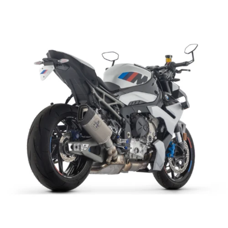 BMW S 1000 RR bianca con livrea M, vista di tre quarti posteriore — immagine di gamma Arrow