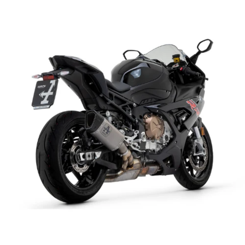 BMW S 1000 RR nera, vista di tre quarti posteriore — immagine di gamma Arrow
