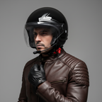 Immagine di presentazione: uomo con giacca in pelle marrone che indossa un casco jet nero