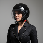 Immagine di presentazione: donna con chiodo in pelle che indossa un casco jet nero