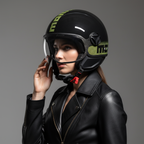 Casco jet Momo Design FGTR Classic Stripes nero e giallo fluo di profilo su una motociclista