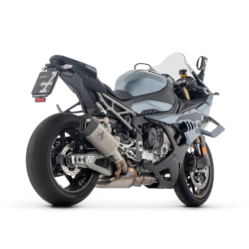 BMW S 1000 RR grigia con terminale Arrow Pista montato, vista di tre quarti posteriore — immagine di gamma Arrow