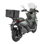 Bauletto Kappa KMX400B montato sul portapacchi posteriore di una moto adventure