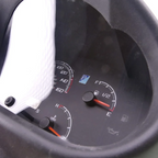 Dettaglio degli indicatori del quadro strumenti Piaggio Porter Multitech E6 1D000816: livello carburante E-1/2-F, temperatura liquido di raffreddamento e spie pressione olio e riserva