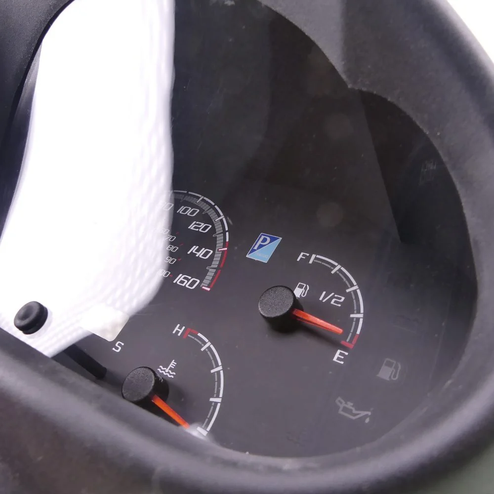 Dettaglio degli indicatori del quadro strumenti Piaggio Porter Multitech E6 1D000816: livello carburante E-1/2-F, temperatura liquido di raffreddamento e spie pressione olio e riserva