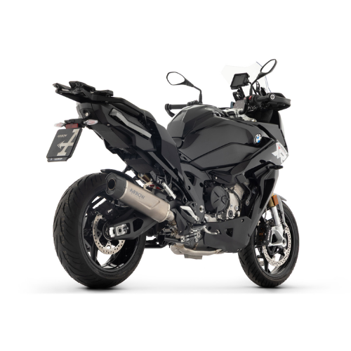 BMW S 1000 XR nera con scarico Arrow montato, vista di tre quarti posteriore destra — immagine di gamma Arrow
