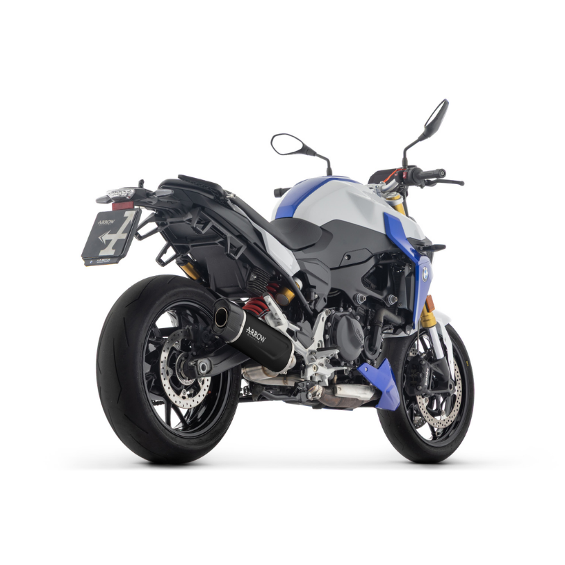 BMW F 900 R 2025 con terminale Arrow Indy Race EVO Dark, vista di tre quarti posteriore