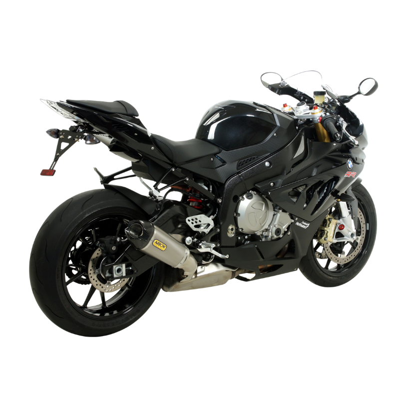 BMW S 1000 RR nera con terminale Arrow Works montato, vista di tre quarti posteriore destra — immagine di gamma Arrow