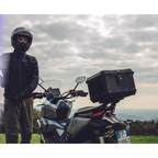 Motociclista accanto alla moto con il bauletto Kappa KMX400B montato dietro la sella