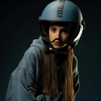 Ragazza indossa il casco jet Momo Design FGTR Classic blu polvere opaco con visiera alzata