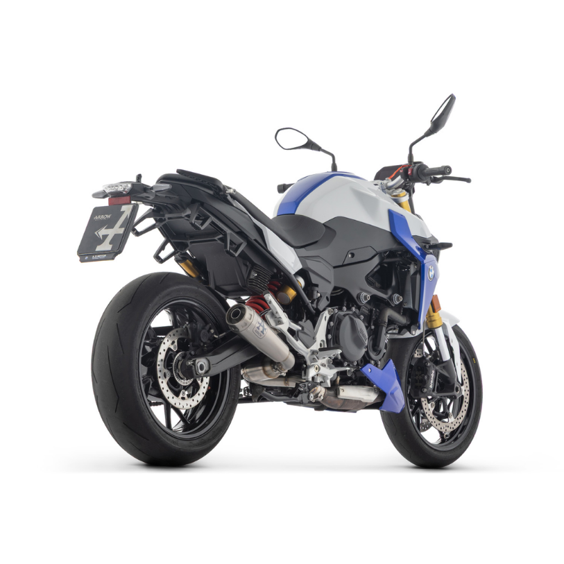 BMW F 900 R 2025 con terminale Arrow Pro-Race nichrom, seconda vista di tre quarti posteriore sinistra