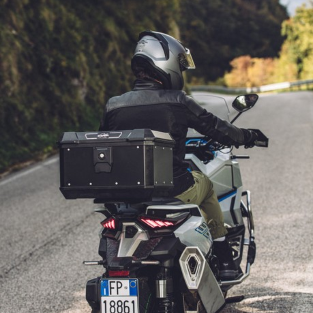 Bauletto Kappa KMX400B in marcia, vista da dietro con motociclista in sella