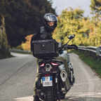 Bauletto Kappa KMX400B nero opaco visto da dietro sulla moto in strada