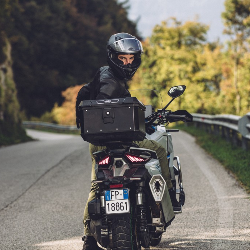 Bauletto Kappa KMX400B nero opaco visto da dietro sulla moto in strada