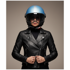 Casco jet Momo Design FGTR EVO blu primavera con visiera abbassata su una donna in chiodo nero