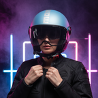 Casco jet Momo Design FGTR EVO blu primavera su una ragazza fra neon rosa e nuvole di fumo