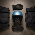Casco jet Momo Design FGTR EVO blu primavera opaco fra giacche e guanti da moto su cemento