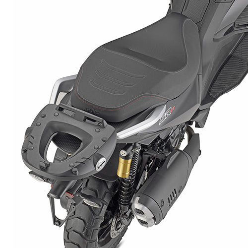 Attacco posteriore Kappa KR6713 in metallo nero per bauletto Monokey o Monolock montato sulla coda della Aprilia SR GT 400 (2026)