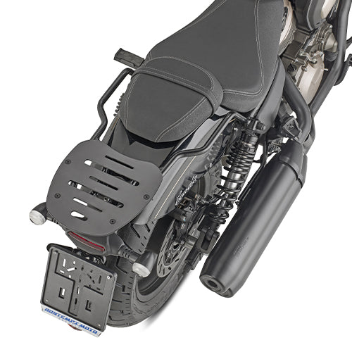Attacco posteriore Kappa KR9770 in metallo nero per bauletto Monolock montato sulla coda della Benda Chinchilla 500