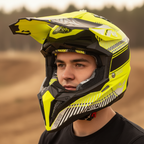 Primo piano di pilota con casco Airoh Aviator 3 Wave giallo fluo indossato
