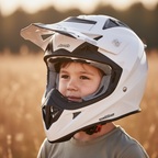 Bambino con casco cross Airoh Aviator Junior bianco lucido indossato e cinturino a doppio anello allacciato