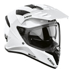 Airoh Bandit BADX-X Color Bianco Lucido visto di tre quarti dal lato destro, con frontino e visiera