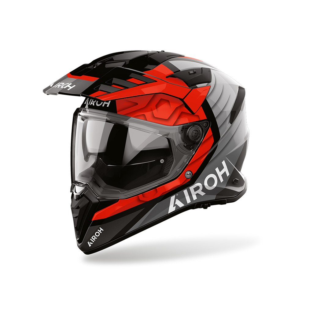 Airoh Bandit BADX-X Cube Rosso Lucido (BATC55), casco adventure visto di tre quarti dal lato sinistro, grafica rossa, grigia e nera, lucida