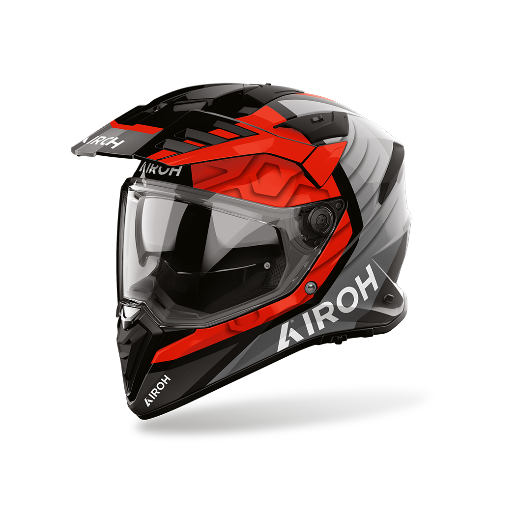 Airoh Bandit BADX-X Cube Rosso Lucido (BATC55), casco adventure visto di tre quarti dal lato sinistro, grafica rossa, grigia e nera, lucida