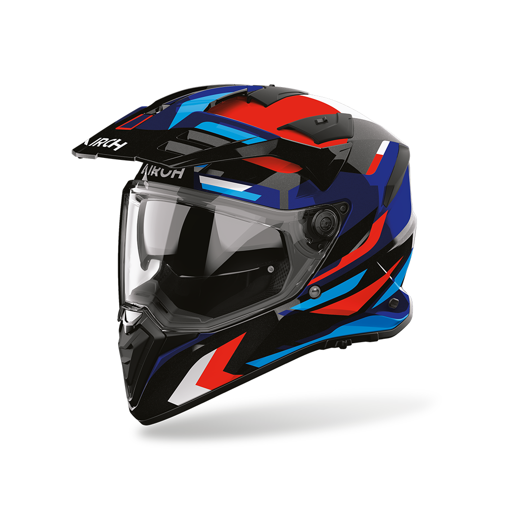 Airoh Bandit BADX-X Glitch Blu/Rosso Lucido (BATG18), casco adventure visto di tre quarti dal lato sinistro, grafica nera, blu e rossa con inserti azzurri, lucida