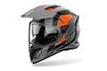 Airoh Bandit BADX-X Horn Arancio Opaco (BAH32), casco adventure visto di tre quarti dal lato sinistro, grafica grigia e nera con inserti arancio, opaca