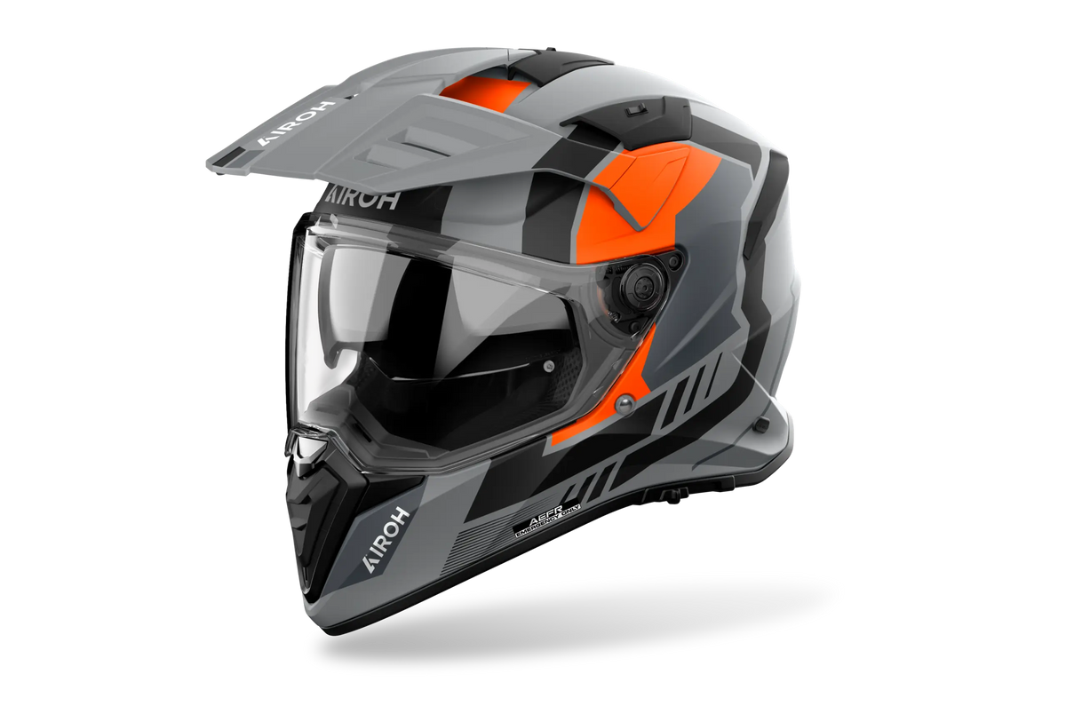Airoh Bandit BADX-X Horn Arancio Opaco (BAH32), casco adventure visto di tre quarti dal lato sinistro, grafica grigia e nera con inserti arancio, opaca