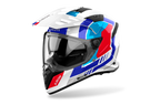 Airoh Bandit BADX-X Horn Bianco Lucido (BAH55), casco adventure visto di tre quarti dal lato sinistro, grafica bianca con inserti blu, azzurri e rossi, lucida
