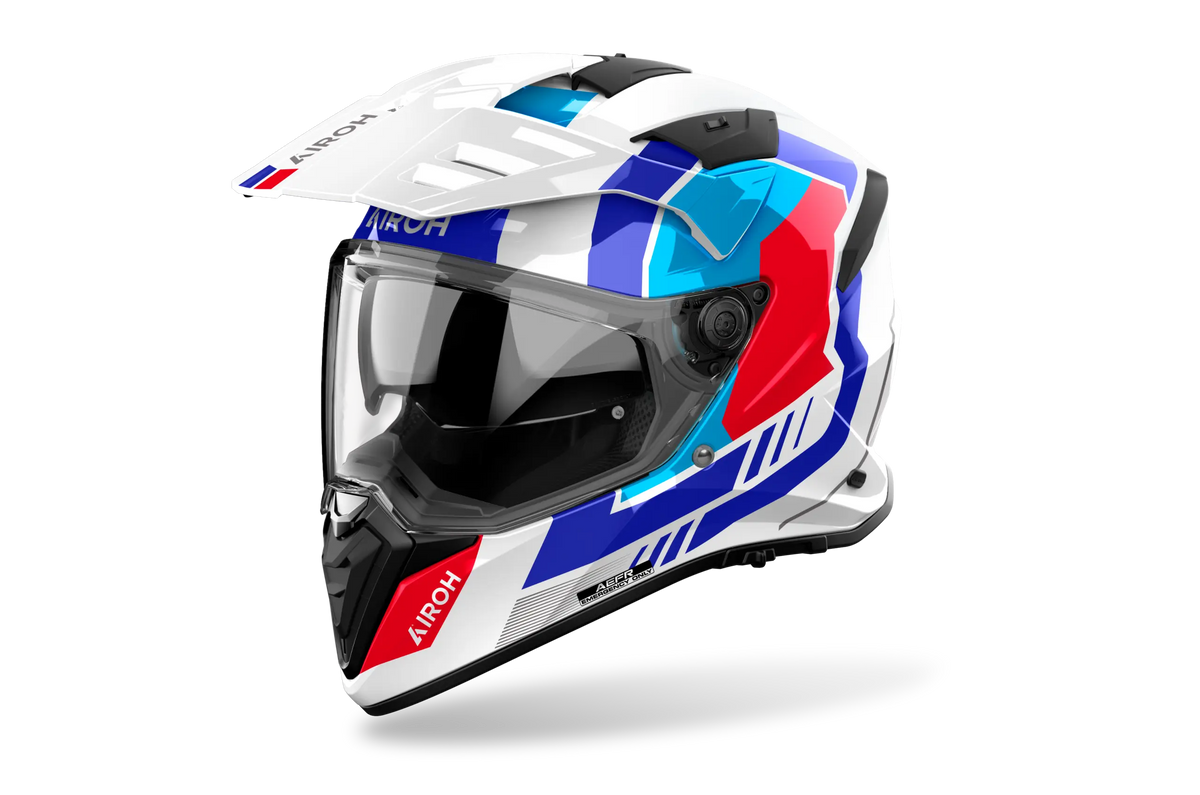 Airoh Bandit BADX-X Horn Bianco Lucido (BAH55), casco adventure visto di tre quarti dal lato sinistro, grafica bianca con inserti blu, azzurri e rossi, lucida