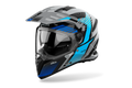 Airoh Bandit BADX-X Spicy Blu Lucido (BAS18), casco adventure visto di tre quarti dal lato sinistro, grafica grigia e nera con inserti azzurri e blu, lucida