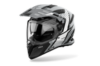 Airoh Bandit BADX-X Spicy Grigio Lucido (BAS16), casco adventure visto di tre quarti dal lato sinistro, grafica grigia, bianca e nera, lucida