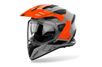 Airoh Bandit BADX-X Tune Arancio Lucido (BAT32), casco adventure visto di tre quarti dal lato sinistro, grafica grigia e nera con inserti arancio, lucida