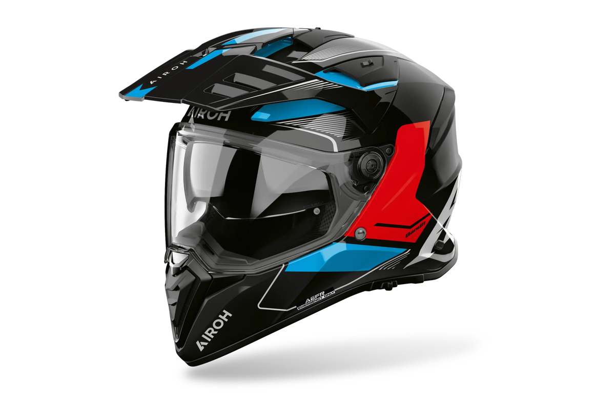 Airoh Bandit BADX-X Tune Blu/Rosso Lucido (BAT17), casco adventure visto di tre quarti dal lato sinistro, grafica nera con inserti azzurri e rossi, lucida