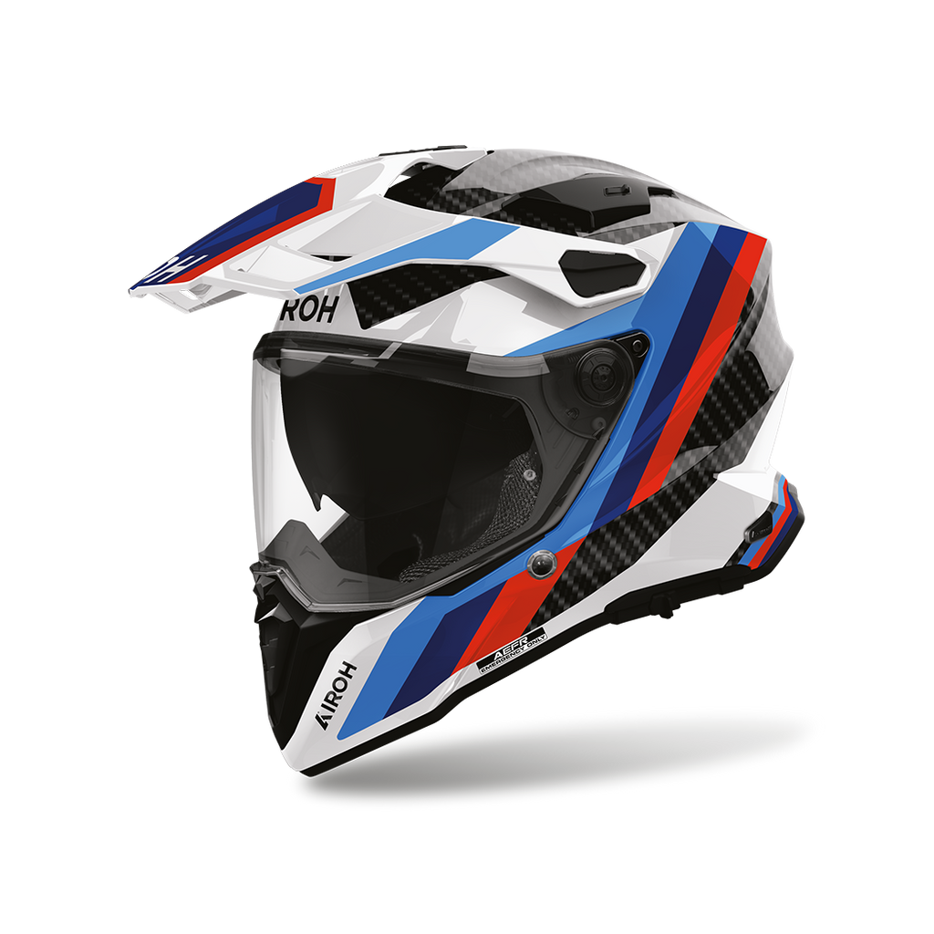 Airoh Commander 2 Carbon Rank Carbonio Lucido (CM2CR99), casco adventure visto di tre quarti dal lato sinistro, grafica in carbonio a vista con fasce bianche, blu, azzurre e rosse, lucida