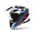 Airoh Commander 2 Carbon Rank Carbonio Lucido (CM2CR99), casco adventure visto di tre quarti dal lato sinistro, grafica in carbonio a vista con fasce bianche, blu, azzurre e rosse, lucida