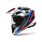Airoh Commander 2 Carbon Rank Carbonio Lucido (CM2CR99), casco adventure visto di tre quarti dal lato sinistro, grafica in carbonio a vista con fasce bianche, blu, azzurre e rosse, lucida