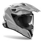 Airoh Commander 2 Color Grigio Cemento Lucido (CM281), casco adventure visto di tre quarti dal lato destro, grafica grigio cemento lucida a tinta unita