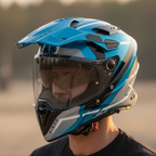 Motociclista con casco Airoh Commander 2 Mavick blu ceruleo indossato e visiera trasparente abbassata