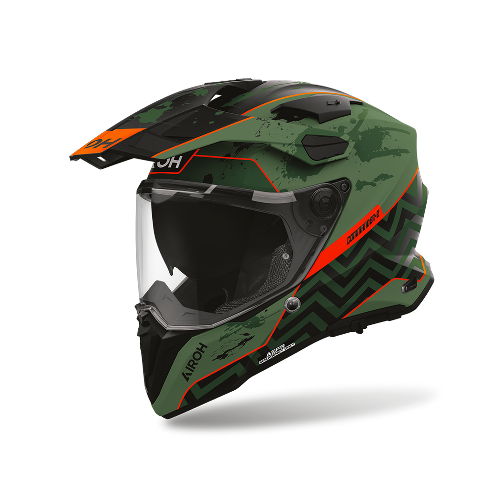 Airoh Commander 2 Plug Verde/Arancio Opaco (CM2P35), casco adventure visto di tre quarti dal lato sinistro, grafica verde mimetica con inserti arancio e neri, opaca